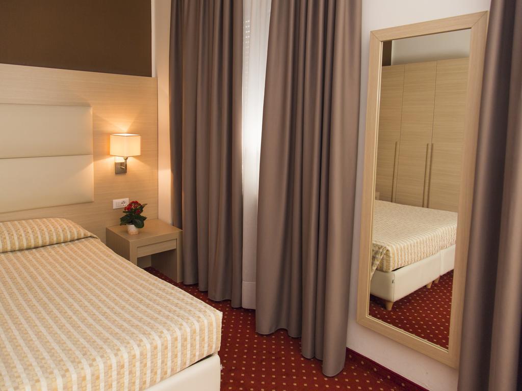 Hotel Regina Bolzano Luaran gambar